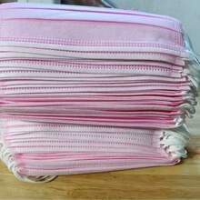 20片装一次性无纺布平面口罩，透气舒适，耳挂式设计，适合户外、旅行、聚会、办公等场合。