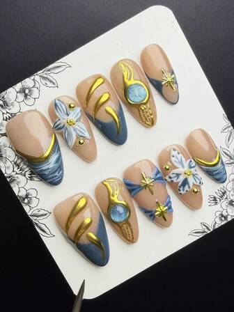 一套10片Y2K辣妹风杏仁形美甲贴片，纯手工制作，裸色和蓝色相间，饰以金色魔镜粉，立体雕刻，钢珠元素设计。女士和女孩均可佩戴，光泽亮丽，适合日常、派对、舞会等场合，包含工具包。（请注意，配件颜色随机发货）