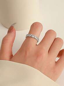 不对称白色方晶锆石微镶嵌水钻戒指，女士时尚珠宝，铜镀白金，适合婚礼、派对和节日礼物（礼盒包装）圣诞礼物