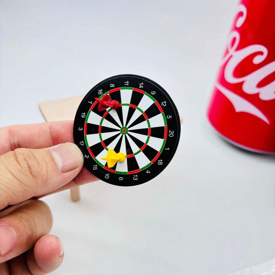 一套迷你磁性飞镖靶（含2支飞镖），户外运动器材模型，迷你墙面装饰模型，射击场道具，迷你场景BJD道具，可爱飞镖俱乐部，迷你飞镖靶，酒吧装饰，迷你家居场景装饰 - 彩色 - 查看 1