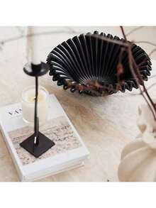 装饰托盘树脂摆件，莲花形凹面储物碟，优雅耐用的家居装饰雕塑，纹理细节精致，北欧风格家居装饰，适合在客厅、书房、梳妆台、阳台等处收纳各种小物件。