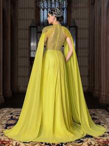 Cette robe de soirée élégante en mousseline de soie pour femmes présente des sequins perlés, un corsage ajusté, des manches en mousseline de soie transparentes et une jupe longue évasée. Un choix idéal pour les mariages, les galas de gala, les tapis rouges et les célébrations culturelles. - Jaune citron - Voir 2