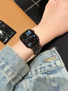 1条黑色独特不对称龙脊金属蝴蝶扣表带，兼容 Series 1/2/3/4/5/6/7/8/SE/Ultra，尺寸可选38mm/40mm/41mm/42mm/44mm/45mm/46mm/49mm，适合办公、运动、派对、约会、商务等场合，也是送给丈夫、妻子、父母、爱人、感恩节、周年纪念日、生日等场合的理想礼物。佩戴方便，高端时尚，防震，表带可拆卸。