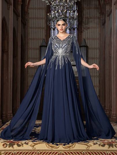 Cette robe en mousseline pour femmes présente un design de manches longues et drapées (s'étendant jusqu'au sol), avec des ornements de perles et de paillettes scintillantes sur le buste et le dos, ainsi qu'une jupe fluide et longue jusqu'aux pieds. C'est un choix idéal pour les mariages, les galas de gala, les célébrations culturelles et les événements sur le tapis rouge.