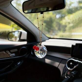Die Kristall-Kirsche Innenraum-Ornamente glänzen hell unter dem Licht. Fahrzeugdekoration, Autoinnenraum-Dekoration, brillantes Design, Kristallanhänger, Kristallmaterial, hochwertige Kristalle, Ornament, Lichtfänger, Autoliebhaber, Autoliebhaber