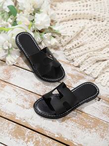 一双女童平底凉鞋，舒适柔软的PU材质，圆头设计，防滑轻便，时尚迷人的罗马风家居拖鞋，适合年轻女孩日常休闲穿着、聚会、节日、春夏季节等场合。 - 黑色 - 查看 3