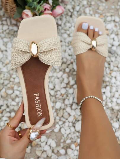 Nya damsandaler, platta fyrkantiga tådesigner, fräsch rosettdekor, exklusiva guldfärgade detaljer, slip-on-modell, lätta och bekväma, mixa och matcha, lämpliga för hemmet, vår/sommar utomhus, avslappnad lantsemester, gatumode strandtofflor