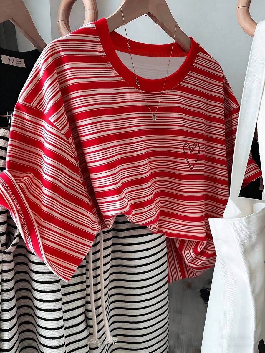 T-shirt rayé avec broderie en forme de cœur, T-shirt graphique pour le printemps et l'été pour femmes, chemises de la Saint-Valentin pour femmes, T-shirt décontracté à col rond et manches courtes pour femmes