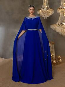 这款女士雪纺晚礼服采用精美装饰的领口和腰部设计（饰以串珠水钻），搭配披肩袖和飘逸的及地长裙——是婚礼、盛大晚宴、颁奖典礼和高档派对的理想之选。 - 寶藍色 - 查看 4