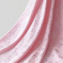 Vải satin màu xanh đậm trang nhã với họa tiết hoa jacquard tinh tế, chất lượng cao với độ bóng mượt, thiết kế hoa mẫu đơn và hoa lá trang nhã, phong cách thanh lịch kín đáo, chất liệu satin mịn với hiệu ứng hoa dập nổi ẩn, thích hợp cho quần áo, phụ kiện, váy dạ hội, rèm cửa, trang trí đám cưới, đồ nội thất gia đình và các dự án DIY. - Nhiều màu - Xem 5