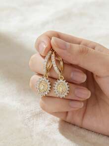 一对优雅的圣母玛利亚吊坠耳环，镶嵌闪亮立方氧化锆——奢华的女士垂坠耳环，完美适用于婚礼和订婚场合。