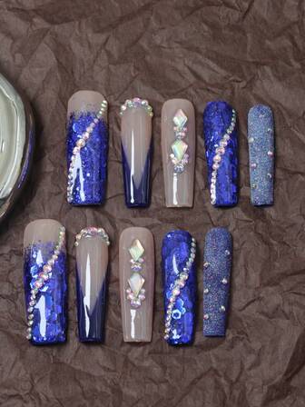 CrystalHola 圣诞美甲套装，10片手工假指甲，法式美甲，亚克力美甲套装，方形美甲贴片，蓝色美甲，长款芭蕾舞美甲，配有美甲配件和美甲宝石，闪亮节日美甲，可爱美甲，Y2K风格，适合音乐节、派对和日常佩戴；送给女孩和女士的好礼物；新年美甲。