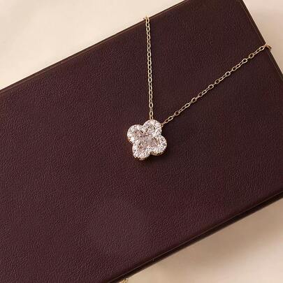 14K镀金铜吊坠项链，镶嵌合成立方氧化锆花朵设计，优雅时尚，适合女性佩戴，亦可作为礼物馈赠。