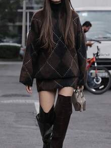 Bộ đồ nữ gồm áo len cổ cao tay dài dáng rộng và chân váy ngắn thanh lịch. - màu nâu - Xem 3