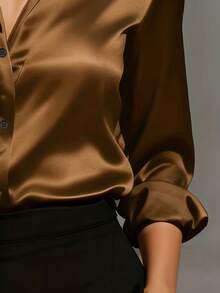 女士优雅通勤缎面经典衬衫，纯色缎面面料，不透明，亲肤柔软，易于打理，适合商务或正式场合穿着，四季皆宜。 - 咖啡棕 - 查看 3
