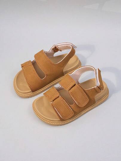 1双焦糖棕色仿麂皮拉链女童凉鞋，仿麂皮鞋面，可调节后跟带，露趾低帮设计，平底软底，轻便复古休闲风凉鞋，适合夏季上学、通勤和户外野餐。