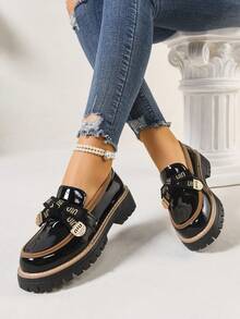 新款乐福鞋，黑棕撞色漆皮厚底乐福鞋，齿轮形鞋底搭配编织鞋带和金色标签，学院风十足，时尚百搭。增高显瘦，适合日常通勤。 - 黑色 - 查看 6