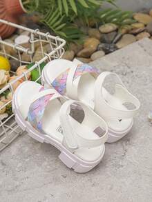 1双时尚漂亮的女童单带防滑厚底凉鞋，款式多样，适合夏季户外穿着。 - 白色 - 查看 3