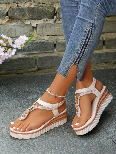 女士花卉装饰人字拖坡跟凉鞋，厚底高跟米色坡跟鞋，度假风夏季日常米色凉鞋