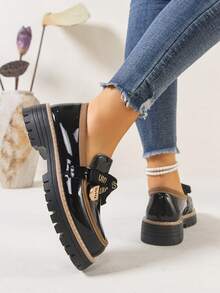 新款乐福鞋，黑棕撞色漆皮厚底乐福鞋，齿轮形鞋底搭配编织鞋带和金色标签，学院风十足，时尚百搭。增高显瘦，适合日常通勤。 - 黑色 - 查看 5