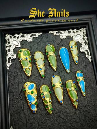 Green Nails Blue Nails: DIY 10pcs Of Cute Baroque Nail Art Of Glossy Green Nail Stickers Blue Nails With A Western Goth Palace Style Long Stiletto French Tip Shaped Handmade Acrylic Press On Nails With Free Poly Gel Nail Kit. Bright Green, Gold, Blue Armor Surface, Hand-Painted Gold Border Paired With Blue 3D Small Diamonds, 3D Dot Craftsmanship, Unique Style, Eye-Catching Color, Excellent Workmanship.