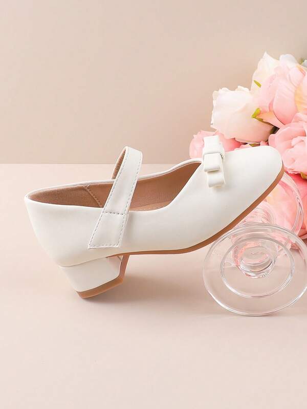 Sapatos de salto alto grosso e elegantes com laço branco para meninas, ideais para ocasiões formais, vestidos, apresentações, balé, casamentos, festas e férias. Servem para crianças pequenas e maiores.