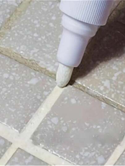 3-delad kakelreparationspenna, lämplig för rengöring av badrum, kök, hushållsartiklar, utomhusbruk och foglinjer i badrumsgolv. Vattentät, mögelfri och förskönande kakelreparationspenna. En utmärkt jul- eller nyårspresent till familj och vänner (ny eller gammal modell skickas slumpmässigt).