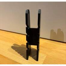 Estante de exhibición de 5 ranuras para tablas de dedo - Estante de exhibición elegante y resistente para organizar y exhibir tu colección de tablas de dedo (tablas de dedo no incluidas) - Negro - Ver 2