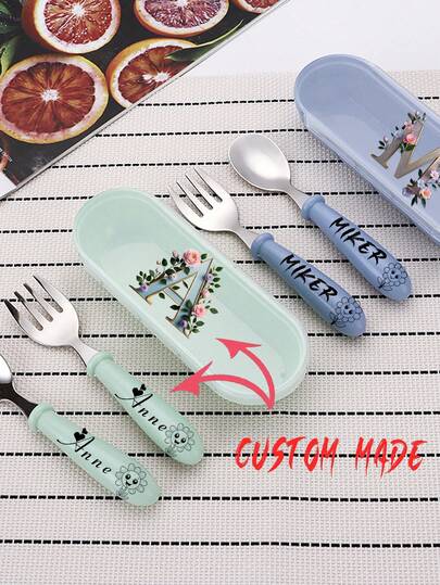 2 ชิ้น ชุดช้อนส้อมสลักชื่อตามสั่ง - ชุดช้อนส้อมสแตนเลส, เครื่องใช้บนโต๊ะอาหารสแตนเลส, วันแม่, วันเกิด, วันเด็ก, วันพ่อ, วันรับปริญญา, งานแต่งงาน, ขึ้นบ้านใหม่, ร้านอาหาร, ห้องครัว, สำนักงาน, โรงเรียน, มัลติฟังก์ชั่น, ป้องกันเชื้อรา, ของประดับ, ใช้ซ้ำได้, สแตนเลส, สวยงาม, มีสไตล์, คุณภาพสูง, มีสีสัน, ทันสมัย, กำหนดเอง, ส่วนบุคคล, ไม่ซ้ำใคร, ของขวัญที่เหมาะสำหรับเขา, ของขวัญที่เหมาะสำหรับเธอ, แฟน, พ่อ, แฟน, แม่, ครอบครัว, เพื่อน, ห้องน้ำชา, บ้าน, สวน, สำนักงาน, สำหรับวันครบรอบ, สำหรับวันวาเลนไทน์, สำหรับวันแม่, สำหรับวันเกิด, สำหรับวันพ่อ, สำหรับวันรับปริญญา, สำหรับงานแต่งงาน, สำหรับขึ้นบ้านใหม่, ชุดอาหารที่กำหนดเอง