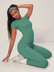 PinkTip 绿色基础款露脐上衣和短裤套装，高腰宽松版型，夏季休闲和运动必备单品