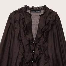 Áo sơ mi nữ dáng vintage xếp ly bán chạy nhất mùa xuân 2026 màu nâu đậm, chất liệu vải lụa nhẹ với những đường xếp ly khắp thân áo, tay phồng, cài cúc đơn giản, dáng rộng tôn dáng, phong cách retro lãng mạn, phù hợp cho mặc hàng ngày, hẹn hò, trà chiều, công sở, mua sắm cuối tuần, đa năng, thoải mái, phù hợp cho mọi mùa. - màu nâu cà phê - Xem 3