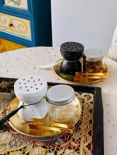 极简黑白香炉，完美适用于客厅、卧室或冥想角落——这款时尚的装饰品同时也是一个舒缓的锥形香炉。现代设计与波西米亚/当代风格的空间完美融合，为瑜伽练习、工作休息或宁静的夜晚注入放松的氛围。也是乔迁新居的别致礼物。