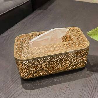 1个纯金属电镀金色纸巾盒，坚固耐用，尺寸较小，图案精美，可作家居桌面装饰和收纳之用，采用奢华电镀工艺。非常适合摆放在咖啡桌和客厅，也适用于圣诞节、万圣节、复活节、感恩节等节日装饰，可用于家居、婚礼、派对、周年纪念日等场合。