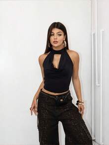 Blusa Cropped com Decote Drapeado e Amarração  Elegância  Tecido    Costas nuas / sem costas  Drapeado    Noite - Preto - Visão 3