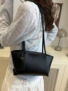 الحقيبة الكتفية ذات اللون الأحادي الأنيق مع تصميم الزخرفة المعلقة هي حقيبة يد أنيقة للنساء ناعمة وكلاسيكية وعملية وأنيقة، مناسبة للتسوق والمحافظ والتسوق والنساء الشابات وطلاب الجامعة والجدد والموظفين. وهي مناسبة جدًا للمكاتب والجامعات والعمل والأعمال والتنقل والأنشطة الخارجية والسفر والخروجات