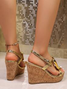 2026 Nuevas sandalias de cuña con suela gruesa para mujer, de verano, para aumentar la altura en talla pequeña, con correa y hebilla metálica grande, sandalias de moda, estilo de playa y resort, plataforma impermeable, sandalias retro sexy para fiestas - Dorado - Ver 5