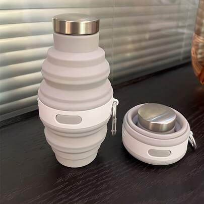 A Silicone Collapsible Water Bottle With Portable Sealed Dual-Mouth Design, Featuring A Stainless Steel Hook For Hanging On Backpacks, Suitable For Outdoor Activities, Sports, Fitness, And Travel, With A Capacity Of 16.06oz