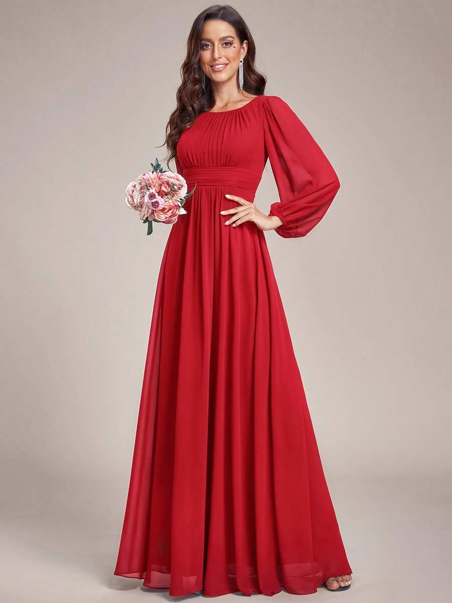 Đầm phù dâu tay dài, cổ tròn, dáng suông, chất liệu chiffon thanh lịch, thích hợp làm đầm dự tiệc cưới.