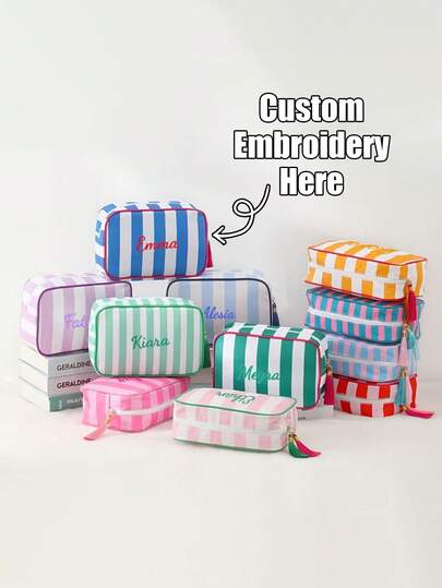 Borsa cosmetica personalizzata ricamata a righe, porta oggetti da viaggio personalizzato con ricamo di nome/testo, borsa da toilette in tela colorata, borsa portatile multifunzionale di grande capacità con cerniera e pendente a nappina, leggera e durevole, versatile per uso quotidiano, articolo da viaggio essenziale di alta qualità. Adatto per uso quotidiano, viaggi e uscite, un regalo di Natale o compleanno unico e ideale per ragazze o migliori amiche.