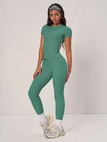 PinkTip 绿色基础款露脐上衣和短裤套装，高腰宽松版型，夏季休闲和运动必备单品