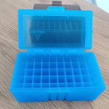 1个大容量子弹盒，可容纳多达50发1厘米宽 x 6.5厘米高的子弹，适用于.223雷明顿、5.56x45毫米、5.56北约、.223/5.56、.300 AAC Blackout、5.56x45、5.8x42口径子弹，轻便子弹收纳盒