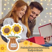 1 szt. Ręcznie robiony żółty i brązowy słonecznik w wazonie na szydełku (14,5 cm/5,7 cala * 11,4 cm/4,5 cala) - 2-głowy słonecznika na drutach z szydełkowym wazonem, idealny do dekoracji deski rozdzielczej samochodu/biurka/półki, idealny prezent na Walentynki/Dzień Matki/Święto Dziękczynienia/urodziny/rocznicę/letnią imprezę. Akcent domowy.