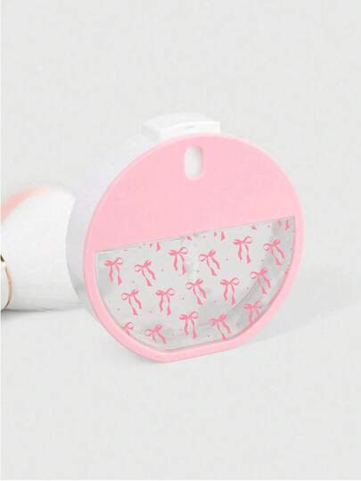 1/2 piezas de lindo desinfectante de manos en spray estilo Ins de 35ml para damas. El elegante frasco de spray con lazo de fresa es conveniente para viajar y llevar. Es resistente al desgaste, a las manchas y se adhiere firmemente. El protector lavable y reutilizable es adecuado para viajar y llevar como regalo