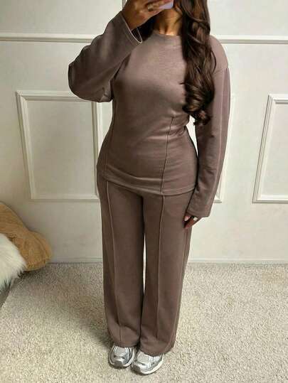 Ensemble deux pièces pour femmes Vaiaye, Nouvel An. Top à manches longues col rond marron assorti à un pantalon de survêtement mi-long resserré à la taille. Tenue élégante pour femmes.