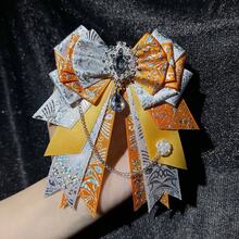 1 pieza Broche decorativo lindo con lazo de strass láser, puede decorar mochilas, rosa de múltiples capas tejida a mano DIY producto terminado, accesorio de disfraz de animación, bastón de ánimo de fanáticos de idol - Multicolor - Ver 17