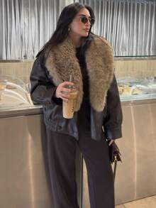 معطف جلدي مع طوق من الفرو الصناعي بلون الشوكولاتة البني، جاكيت نسائي بأكمام طويلة وجيوب فضفاض، موديل جديد لربيع وصيف 2026 مناسب لعيد الميلاد والسنة الجديدة - بني - مشاهدة 1