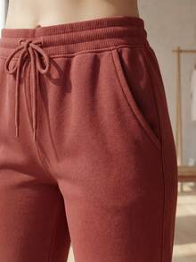 DEVIT - Pantalón jogger estilo loungewear con cintura lisa sin resorte y jareta ajustable – diseño minimalista oversized, tela mate suave, bolsillos laterales discretos, ideal para uso diario casual y cómodo - Rojo - Ver 7