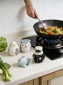 卡通陶瓷调料罐两件套 - 猫头鹰/鱼/企鹅造型。适用于厨房存放盐和胡椒粉，动物造型调料瓶，陶瓷盐和胡椒粉套装，厨房调料收纳，装饰性厨房配件，可爱厨房礼品，调料罐，卡通厨房装饰，调料瓶套装。