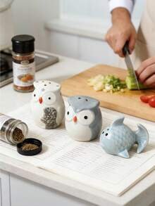 卡通陶瓷调料罐两件套 - 猫头鹰/鱼/企鹅造型。适用于厨房存放盐和胡椒粉，动物造型调料瓶，陶瓷盐和胡椒粉套装，厨房调料收纳，装饰性厨房配件，可爱厨房礼品，调料罐，卡通厨房装饰，调料瓶套装。