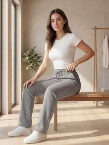DEVIT - Pantalón jogger estilo loungewear con cintura lisa sin resorte y jareta ajustable – diseño minimalista oversized, tela mate suave, bolsillos laterales discretos, ideal para uso diario casual y cómodo - Gris - Ver 6